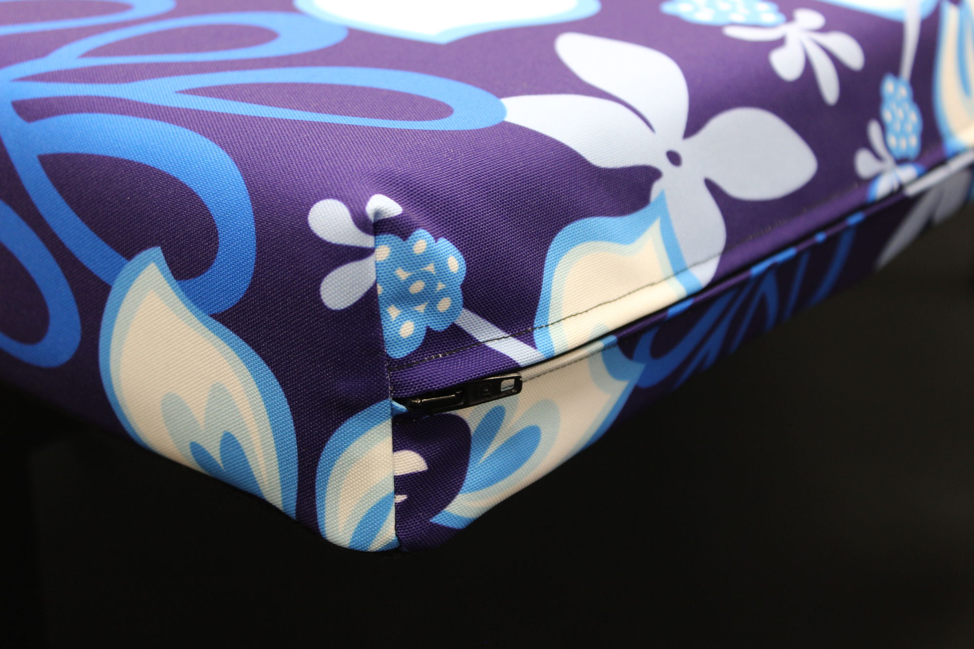 T4 California Matratzenbezug - Hibiskus schwarz