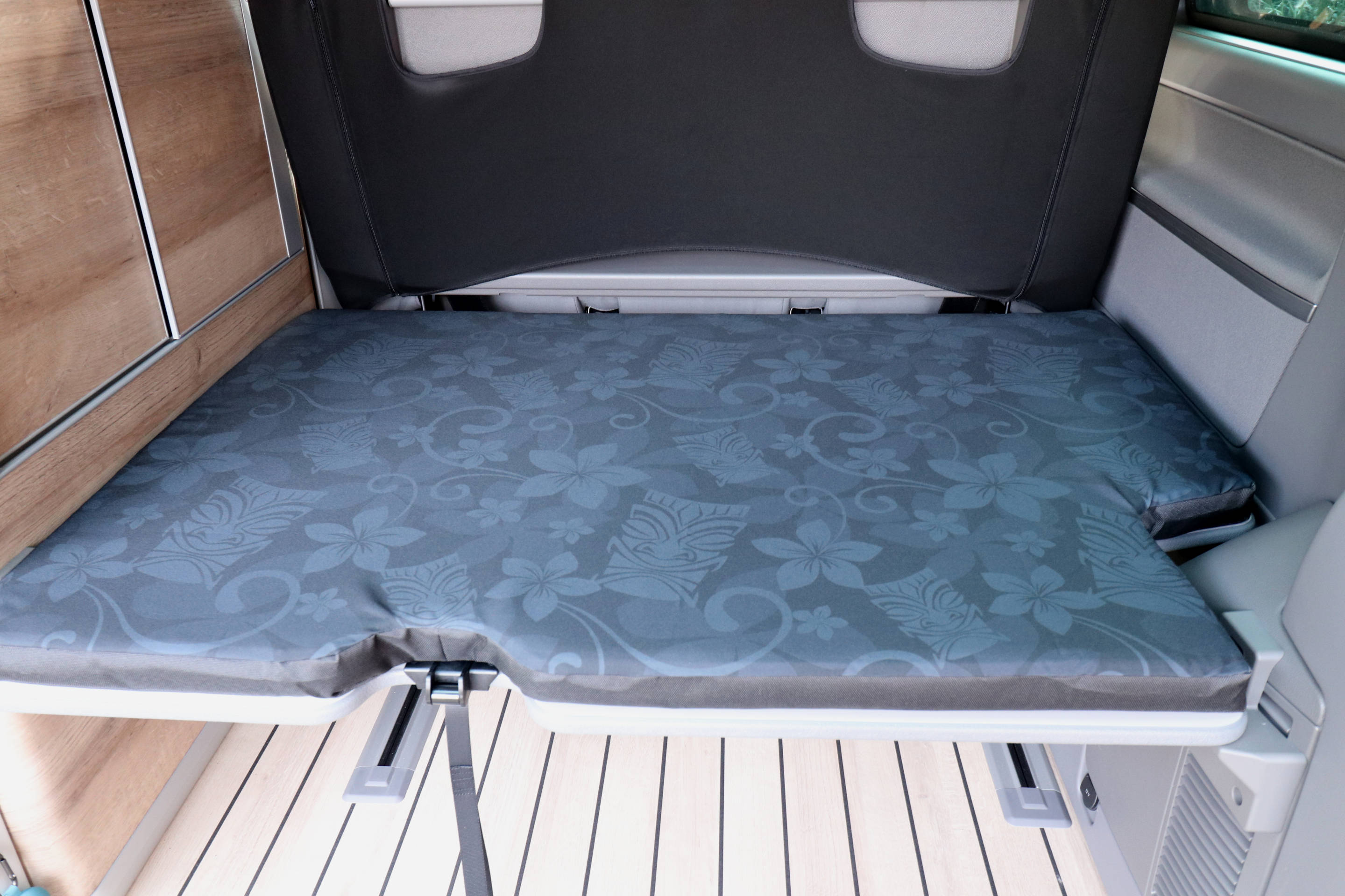 T6.1 California Ocean Matratzenbezug - Tiki Maske schwarz